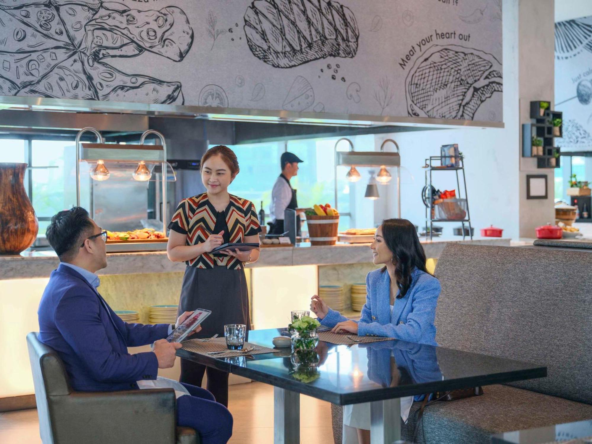 Pullman Jakarta Central Park Exterior foto A restaurant in a hotel