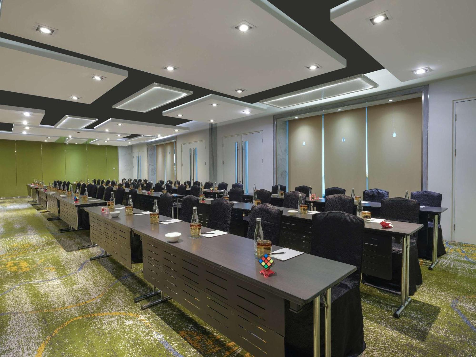 Pullman Jakarta Central Park Exterior foto Meeting room