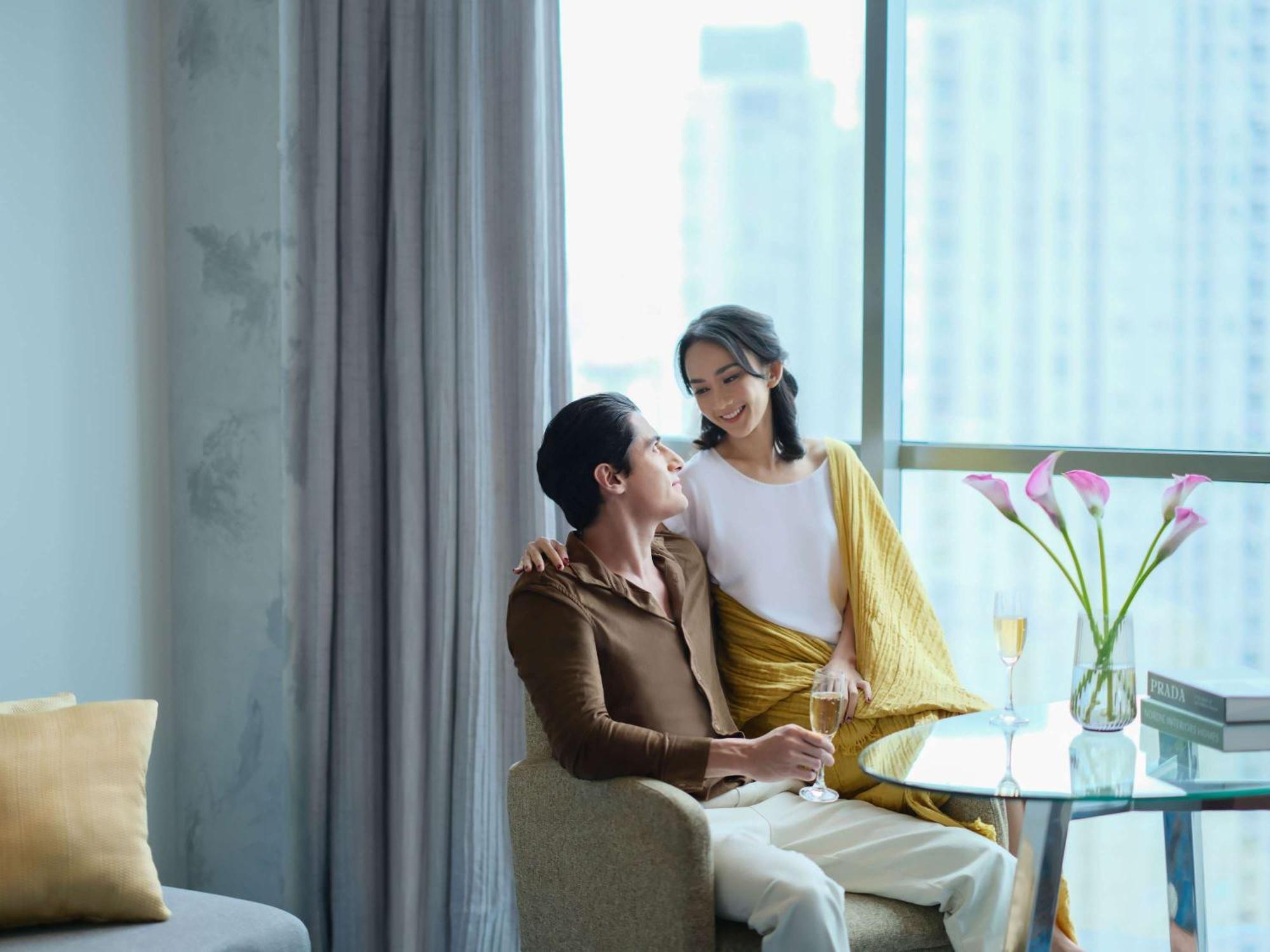 Pullman Jakarta Central Park Exterior foto A couple in a hotel room