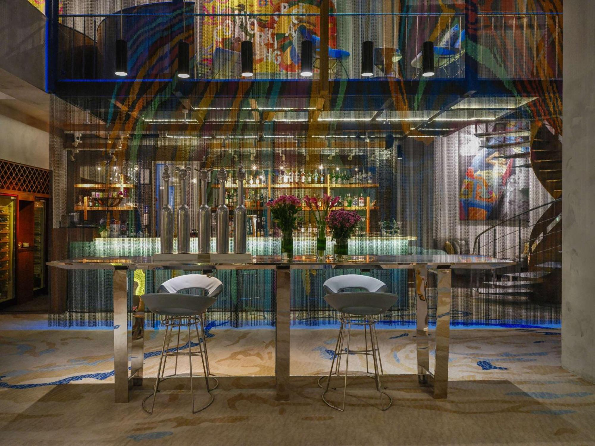 Pullman Jakarta Central Park Exterior foto The bar at the hotel