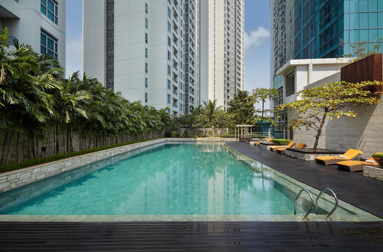 Pullman Jakarta Central Park Exterior foto The swimming pool at the hotel